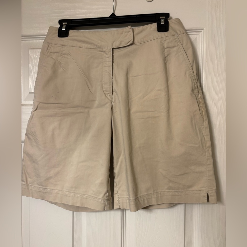 Like new NIKE GOLF Women's khaki shorts